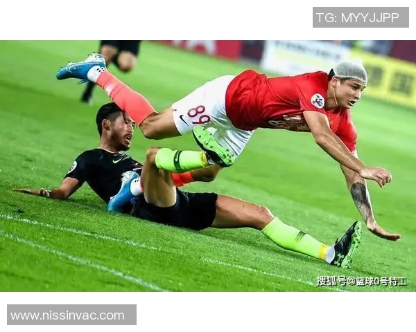 裸体男足球星引发热议球迷关注运动与身体自由话题